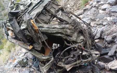 مقبوضه کشمير کښې دهندي پوځ ګاډے کندې ته لويدلى،درې هندي پوځيان مړۀ