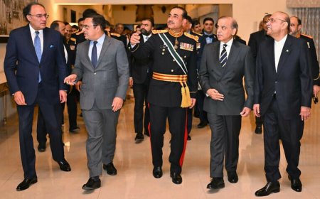 دفيلډ مارشل لخوا ميلمستيا، دصدر او وزيراعظم پشمول دسياسي او عسکري قيادت ګډون