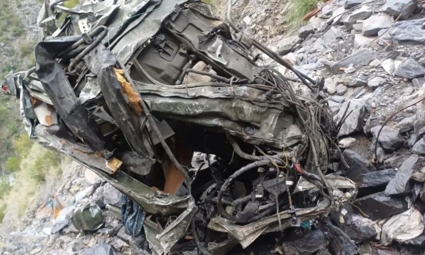مقبوضه کشمير کښې دهندي پوځ ګاډے کندې ته لويدلى،درې هندي پوځيان مړۀ