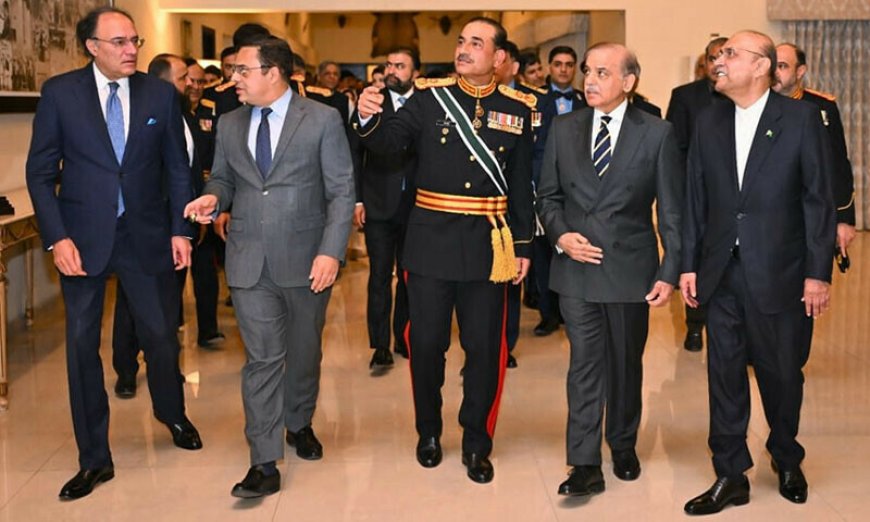 دفيلډ مارشل لخوا ميلمستيا، دصدر او وزيراعظم پشمول دسياسي او عسکري قيادت ګډون
