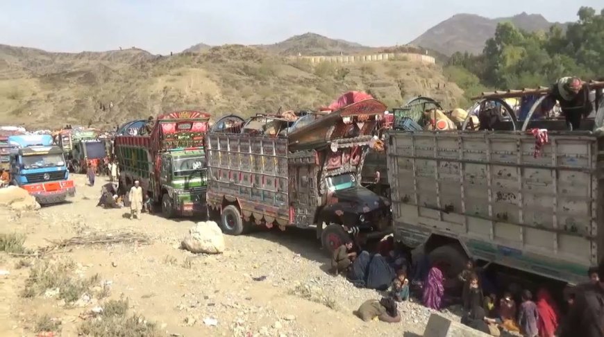 کوهاټ دپټي کمېشنر ويلي، تر 300و پورې افغان سيټيزن کارت لرونکې کورنۍ يې ستنې کړې