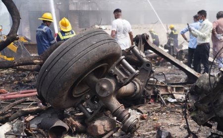 هندي طياره په احمداباد کښې لوئيدلې اؤ تباه شوې،٢٤٠ نه زيات مړۀ،يو مسافر  محفوظ