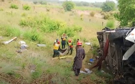 پينډۍ،په موټروے بس کندې ته لوئيدلے،5 مړه