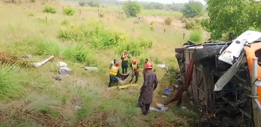 پينډۍ،په موټروے بس کندې ته لوئيدلے،5 مړه