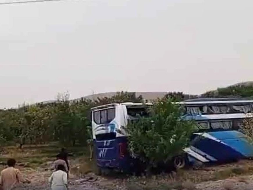 قلات کښې  دوسله والو لخوا دمسافرو په بس حمله، درې  مړۀ، ګڼ ژوبل