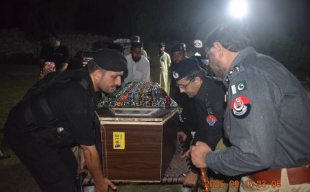 چارسده، دشهيد سپاهي فصيح الدين خان دجنازې لمونځ ادا