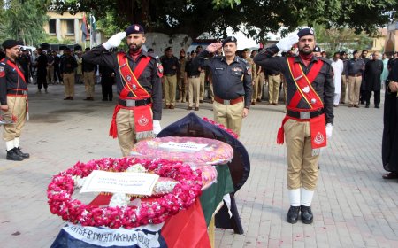 پېښور، چاؤدنه کښې  دشهيد شوي پوليس اهلکار جنازه ادا