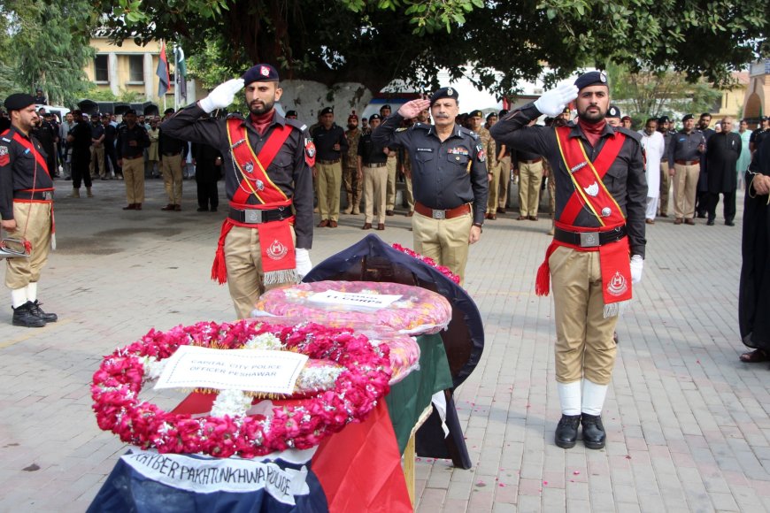 پېښور، چاؤدنه کښې  دشهيد شوي پوليس اهلکار جنازه ادا