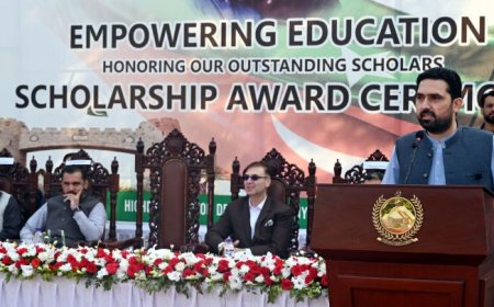 وزيراعلى  په ٣٤٧ زده کوونکو دشپږ کروړه اؤ ٤٠ لکه روپو دماليت  سکالر شپونه تقسيم کړل