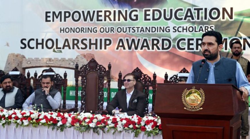 وزيراعلى  په ٣٤٧ زده کوونکو دشپږ کروړه اؤ ٤٠ لکه روپو دماليت  سکالر شپونه تقسيم کړل