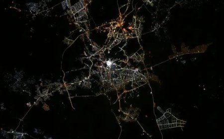 خانه کعبه دپړقيدونکې ملغلرې پشان ښکاري، خلا نه اخستل شوي  دبيت الحرام تصوير دنيا حيرانه کړه