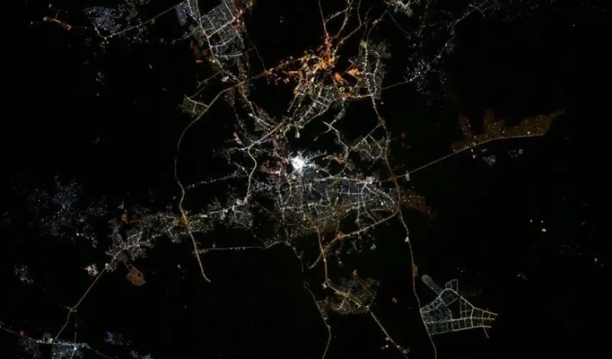 خانه کعبه دپړقيدونکې ملغلرې پشان ښکاري، خلا نه اخستل شوي  دبيت الحرام تصوير دنيا حيرانه کړه