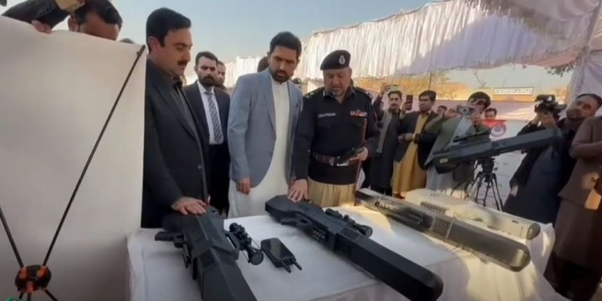 خېبرپښتونخوا پوليس ته دوزيراعلى لخوا جديده وسله اؤ ګاډي حواله، وزيراعلى وائي پښتونخوا کښې به امن بحالولے شي