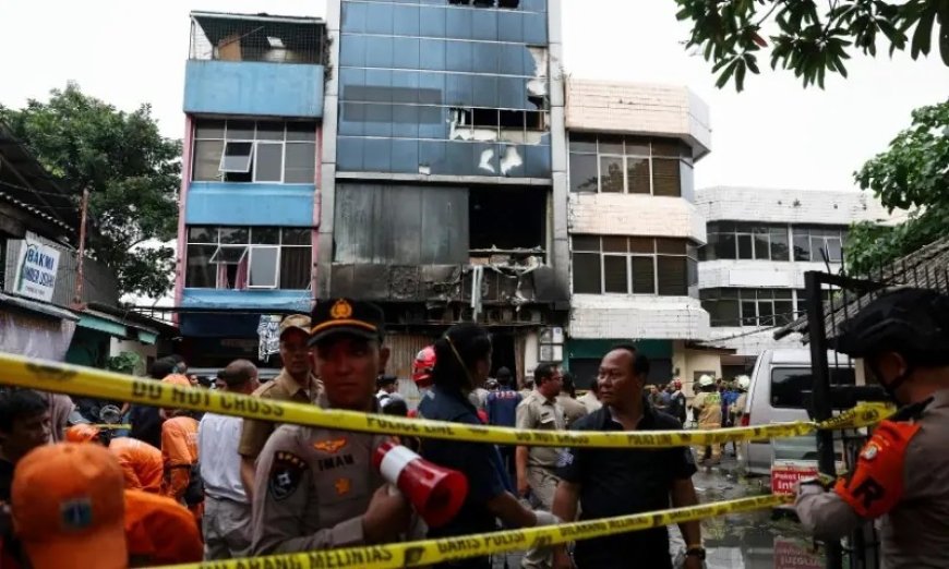 انډونيشيا کښې  دډرون بيټرۍ چاؤدنې په وجه ودانۍ کښې اور ولګيدو،٢٢ مړۀ