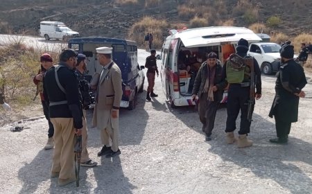 کرک،دپوليسو په ګاډي ډزې، دوه قيديان پحق ورسيدل