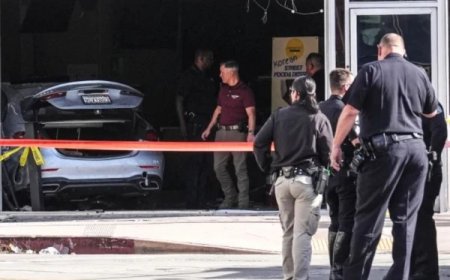 لاس اينجلس، تيز رفتاره ګاډے ګروسري سټور ته داخل، درې مړۀ