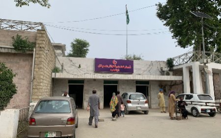 نوښار کښې ډمپر اؤ موټرسائيکل وجنګيدل، دوه ځوانې جينکۍ پحق ورسيدې