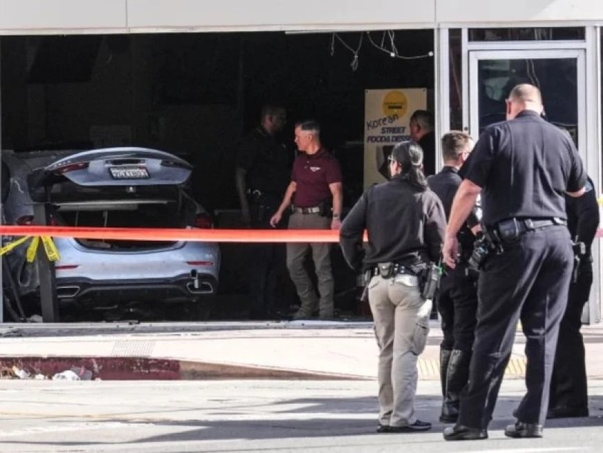 لاس اينجلس، تيز رفتاره ګاډے ګروسري سټور ته داخل، درې مړۀ