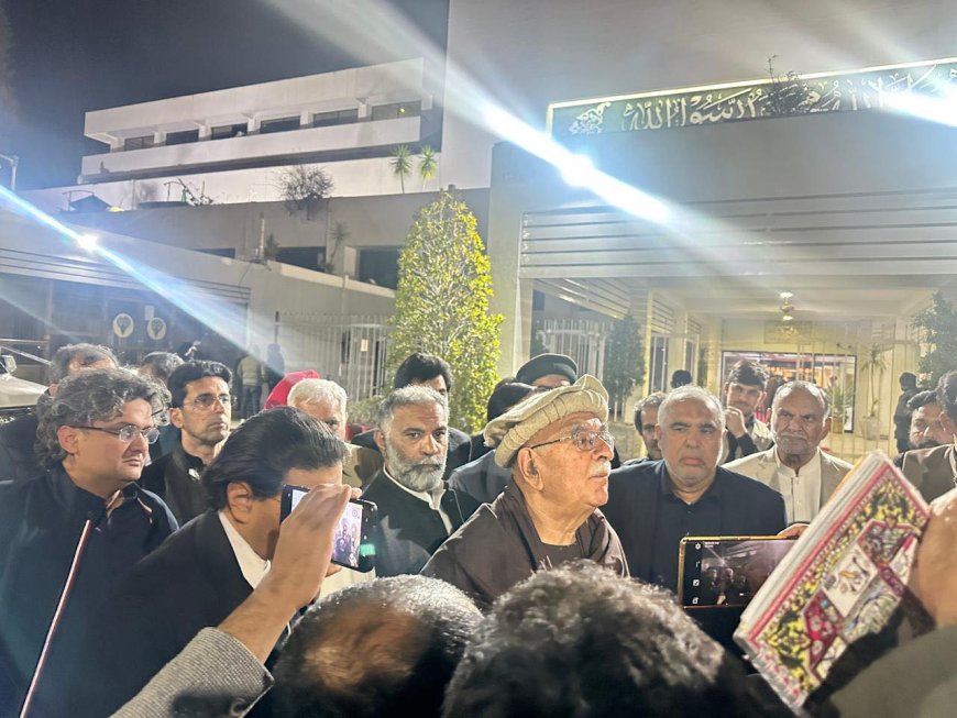 عمران خان ته هسپتال کښې دعلاج  اجازت ورکولو لپاره اسلام اباد کښې دپي ټي ائي احتجاج