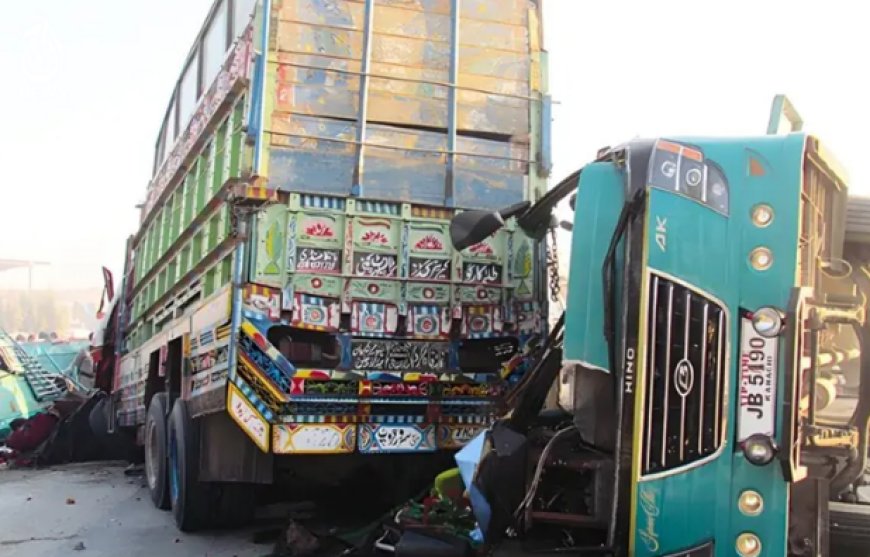 خيرپور، په قومي شاهراه ټريفکي پېښه،١١ مړۀ